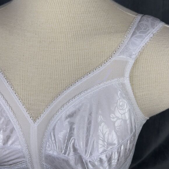Playtex 40C Bra Wire Free Wide Comfort Straps White 4693 Back Closure Unlined - Picture 2 of 7
